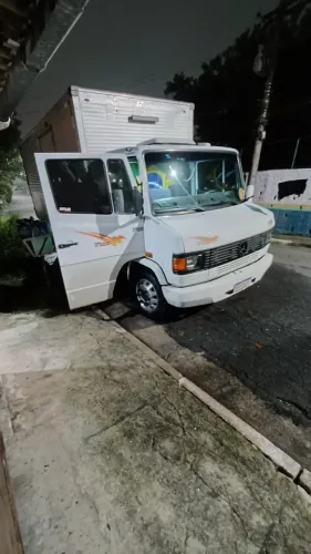 MB 710 plus 2008 baú 