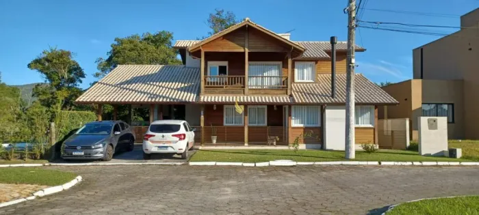 Casa com Piscina, Lareira e 3 dormitórios em Condomínio Fechado na Vargem Grande Conforto