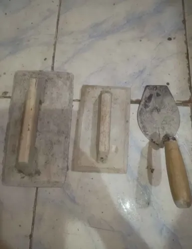 Desempenadeira grande + pequena+ colher ( 03 peças por R$ 20,00 )