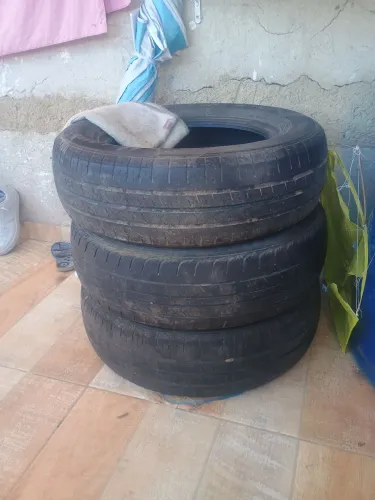 Vendo 3 peneus em boas condições 