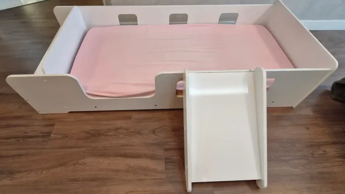 Cama infantil montessoriana com colchão e escorregador