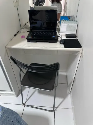 Escrivaninha branca com cadeira