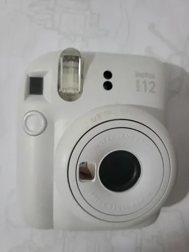 Camera Fujifilm Instax Mini 12 branca.