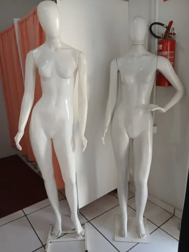 2 manequins de corpo inteiro.