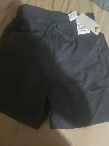 Short esportivo adidas chelsea, 3 stripes. cinza. Novo.