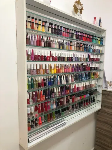esmalteria em MDF, prateleira de vidro e espelho no fundo