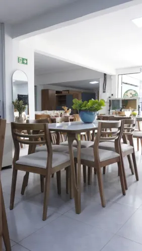 Mesa de jantar 1 metro e 60 com 6 cadeiras 