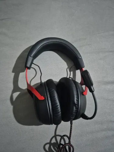 Headset Gamer HyperX Cloud III (Preto/Vermelho) - Com Nota Fiscal