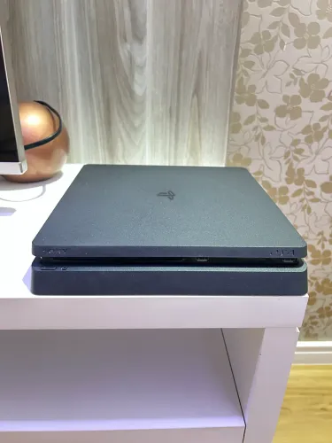 PS4 slim 1tb com 1 jogo