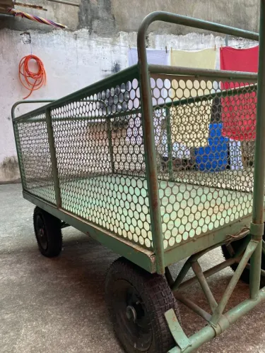 Carrinho plataforma assoalho de chapa 800 Kg com roda pneumática e 4 abas em tela