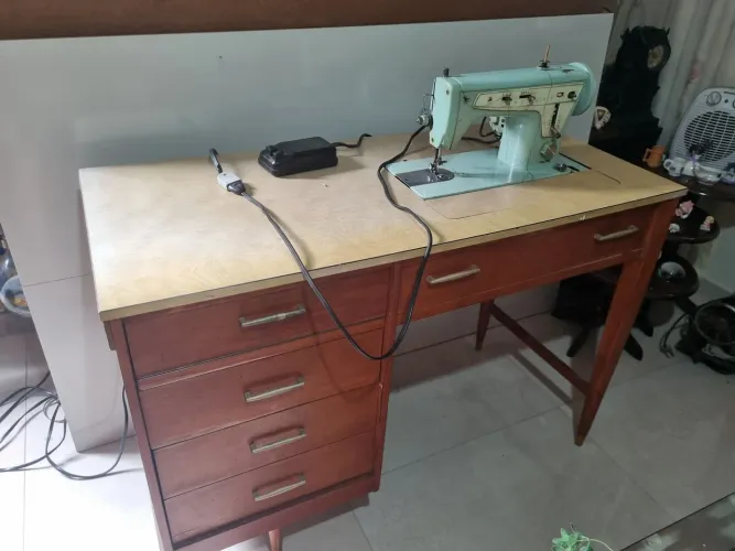 Máquina de costura singer zig-zag toda original de fábrica com gabinete em madeira 