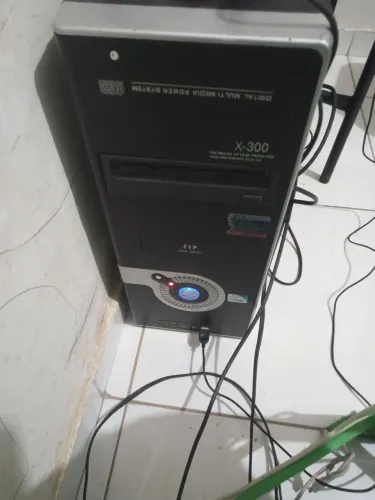 Vendo CPU com teclado e o mouse