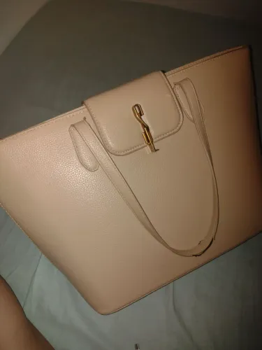 Vende-se bolsa da Santa Lolla