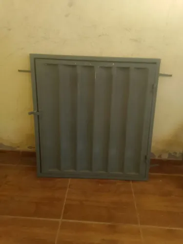 Janela de ferro 83cm de largura × 86.5cm de altura