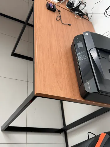 01 Mesa de 1.80m x 0,60 e 01 Mesa de 1.00m x 0,60.