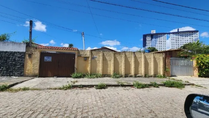 Terreno lado da sombra em Ponta Negra, peto de comércios e ônibus com 380 m² apenas 330mil