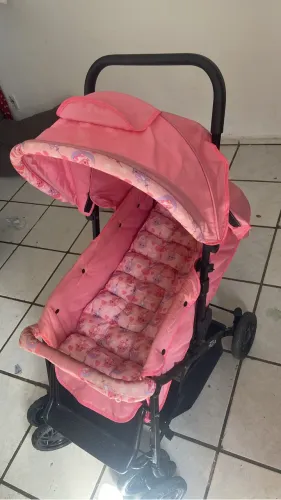 Vendo carrinho de bebê menina
