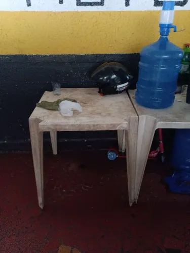 Mesa plástico 4 cadeiras