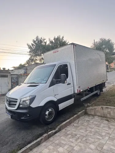 Mercedes-Benz 515 com baú de 4 metros e meio, chassi extra alongado