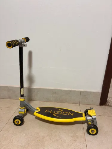 Patinete Infantil 4 Rodas (Fuzion Sport 4-Wheel Scooter)
