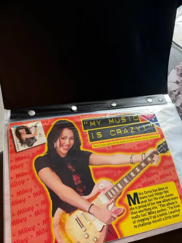 PASTA CHEIA DE MATÉRIAS E PÔSTER DA HANNAH MONTANA E MILEY CYRUS RAROS