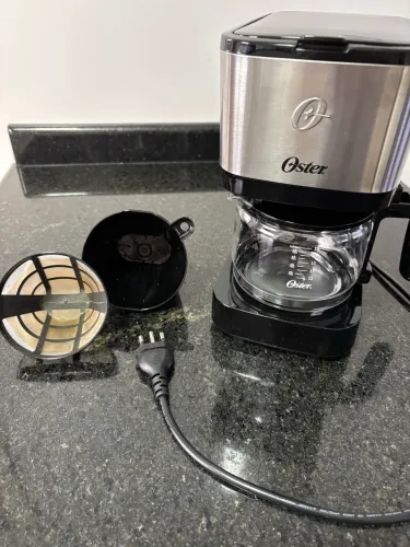 Cafeteira Oster preta pequena