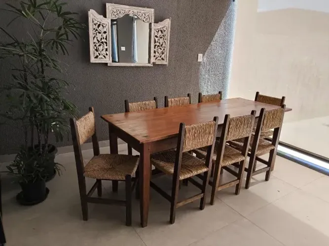 Conjunto de mesa de madeira maciça com cadeiras em palha
