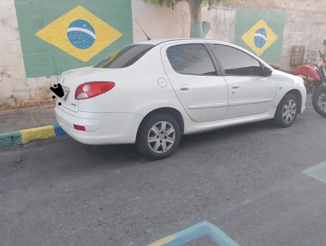 Peugeot 207 Sedan Passion XR 1.4 Flex 8V 4P 2013