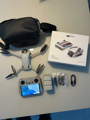 Drone DJI Mini 3 Fly More Combo - RC com tela e 3 baterias 4k