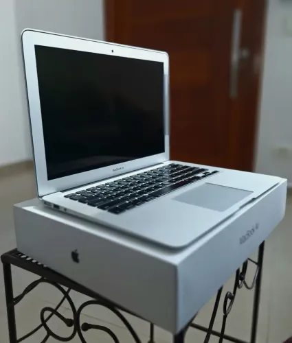 ? MacBook Air 13.3" (Modelo A1466 / 2017) - Prata ?