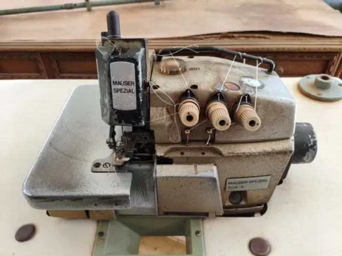 MÁQUINA DE COSTURA INDUSTRIAL MAUSER SPEZIAL 504-4-17 - OVERLOQUE VINTAGE COMPLETA