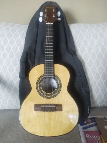 VENDO CAVAQUINHO ROZINI ESTUDANTE. PG A VISTA. PREFERÊNCIA COMPRADOR CAMPOS RJ OU REGIÃO.