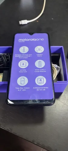 Celular Motorola semi novo 