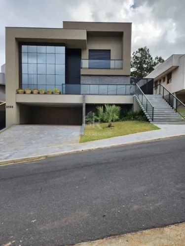 Casa a Venda no Alphaville - Condomínio Residencial Flores - 4 Suítes