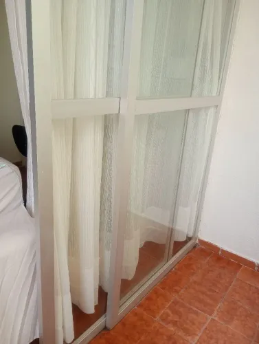 Porta em esquadria de alumínio com vidros ( 2 folhas  2.10x1 m cada folha)