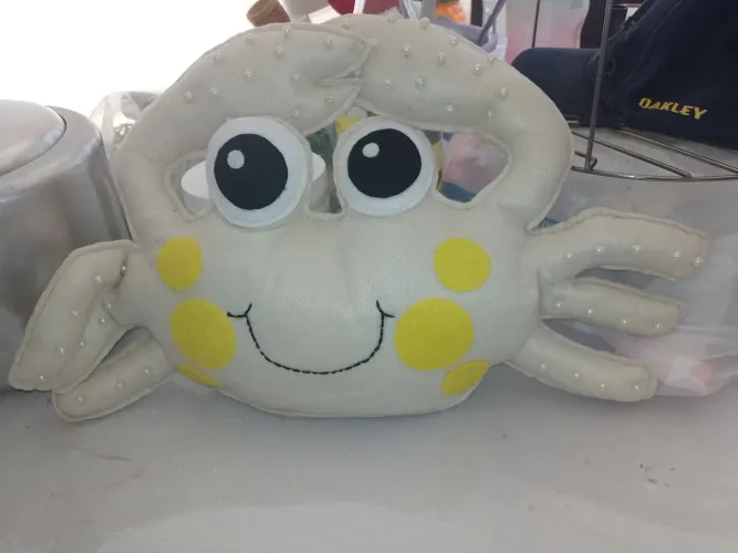 Caranguejo artesanal em feltro, para enfeitar uma festa, decoração de quarto infantil