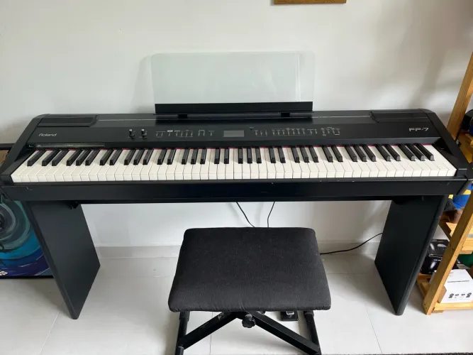 Vendo Piano Digital Roland FP-7 completo