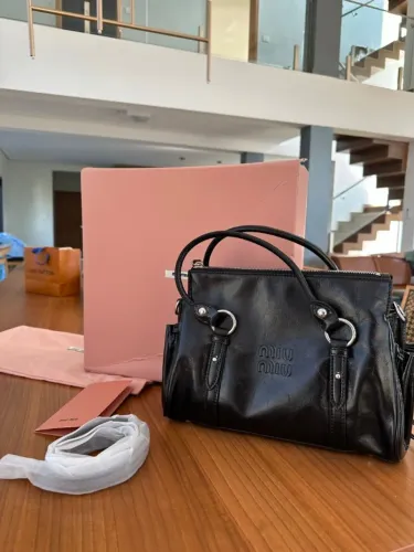 bolsa miu miu preta em couro de bezerro 100%, com acabamento sofisticado e logo gravado. p