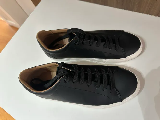 Tênis minimalista couro cor preta