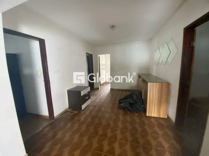 Casa à venda em Major Prates 360m2, 6 quartos sendo 1 suíte.