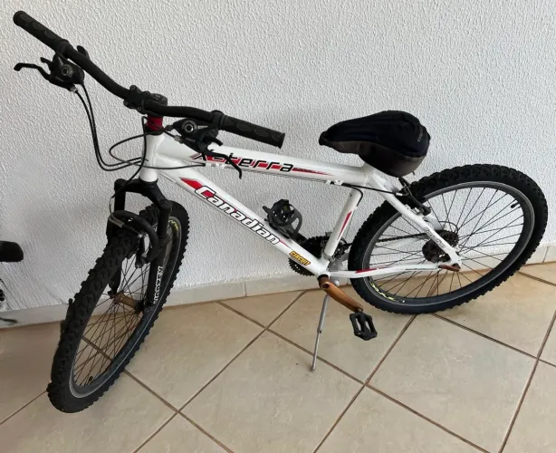 Bicicleta aro 26 canadense (importada) de alumínio branca pouco uso com protetor de banco