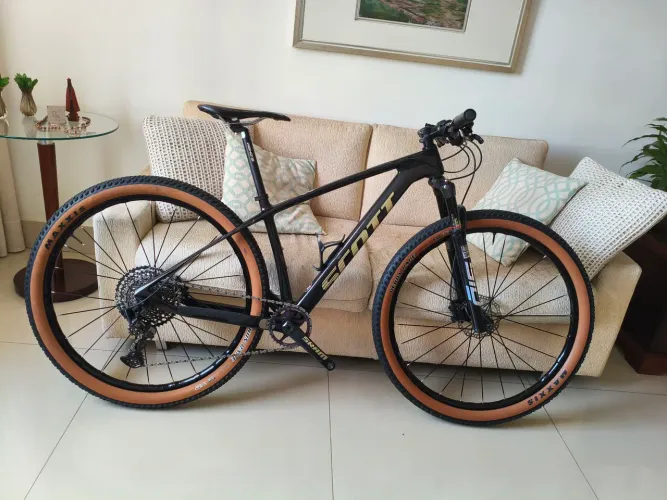 Bicicleta de carbono com suspensão Sid e rodas Mavic 