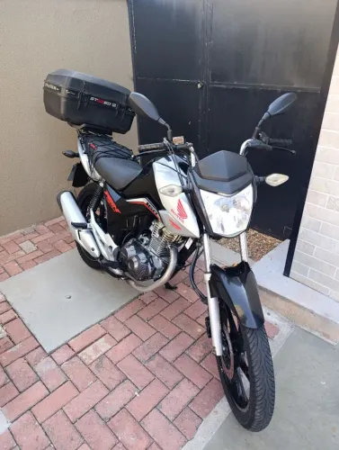 Vendo fan 160 com baú de uso pessoal quitada e sm restrições