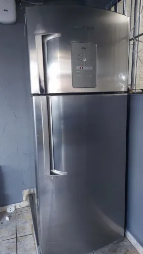 Freezer em bom estado e geladeira com problemas no funcionamento 