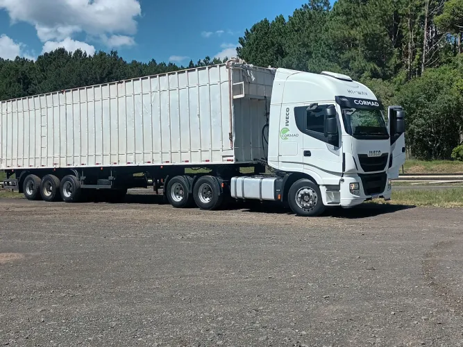 Iveco stralis hiway 440cv e piso móvel