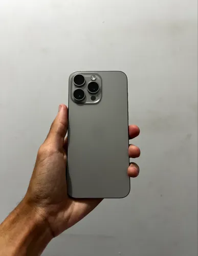 iPhone 15 Pro Max Seminovo em Excelente Estado
