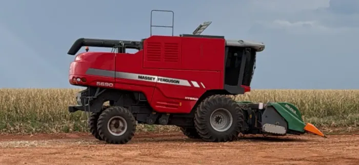 Colheitadeira mf 5690. 2023