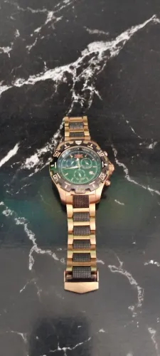 Relógio invicta modelo 1221 original com um fino risco no vidro valor 250,00
