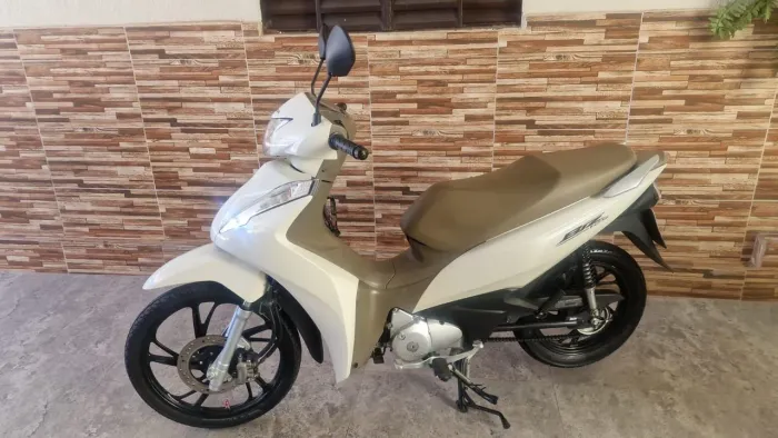 Honda biz 125 branco perola.