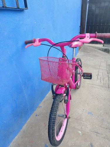 Uma bicicleta usada mais em bom estado